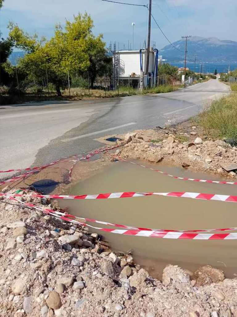 ΠΑΤΡΑ: Επικίνδυνη Γούρνα με Λασπόνερα Κοντά σε Σχολείο - Κίνδυνος για τους Περαστικούς και τα Παιδιά