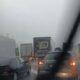 Ακινητοποιημένα Οχήματα και Περιορισμένη Ορατότητα λόγω Βροχαλάζι στην Ολυμπία Οδό: Έκτακτα Μέτρα της Τροχαίας για Ασφάλεια