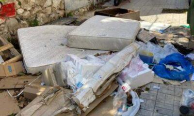 ΠΑΤΡΑ: Σοβαρό πρόβλημα από την συσσώρευση απορριμμάτων στο πεζοδρόμιο της οδού Φαβιέρου προκαλεί διαμαρτυρίες