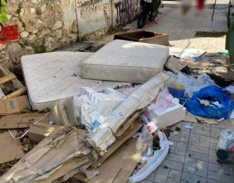 ΠΑΤΡΑ: Σοβαρό πρόβλημα από την συσσώρευση απορριμμάτων στο πεζοδρόμιο της οδού Φαβιέρου προκαλεί διαμαρτυρίες