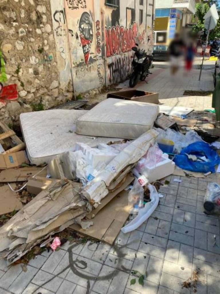 ΠΑΤΡΑ: Σοβαρό πρόβλημα από την συσσώρευση απορριμμάτων στο πεζοδρόμιο της οδού Φαβιέρου προκαλεί διαμαρτυρίες