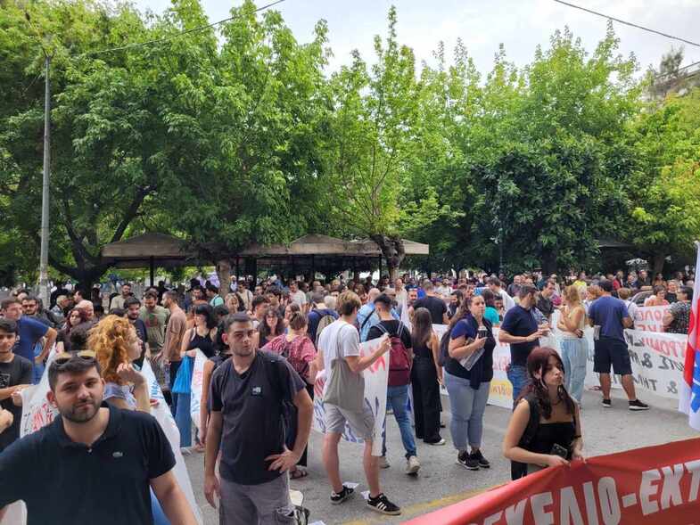 ΠΑΤΡΑ: Μαζική Απεργιακή Πορεία στην Πάτρα με Συμμετοχή Εκατοντάδων Οργανισμών και Χιλιάδων Διαδηλωτών