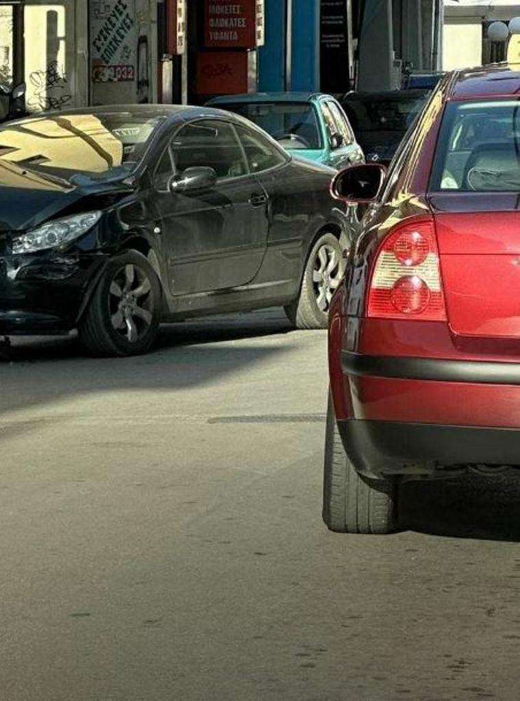 ΠΑΤΡΑ: Τροχαίο Ατύχημα στη Συμβολή των Οδών Γερμανού και Λόντου