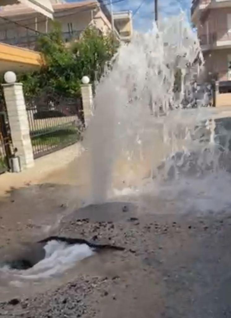 ΠΑΤΡΑ: Έλλειψη αντίδρασης από τη ΔΕΥΑΠ - Νέα βλάβη και επικίνδυνη κατάσταση στο δίκτυο ύδρευσης στην οδό Ολύνθου στο Κουκούλι - ΦΩΤΟ