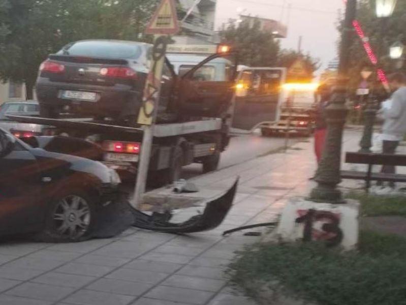 ΠΑΤΡΑ: Τροχαίο - Αυτοκίνητο ανέβηκε στην Πλατεία