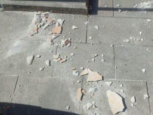 ΠΑΤΡΑ: Κίνδυνος στη Διασταύρωση - Σοβάδες Αποκολλήθηκαν από Κτίριο στις Οδούς Σολωμού και Παπαφλέσσα