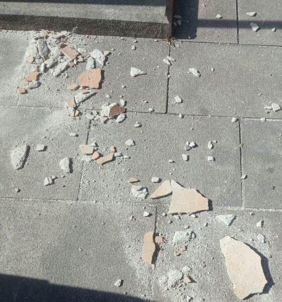 ΠΑΤΡΑ: Κίνδυνος στη Διασταύρωση - Σοβάδες Αποκολλήθηκαν από Κτίριο στις Οδούς Σολωμού και Παπαφλέσσα