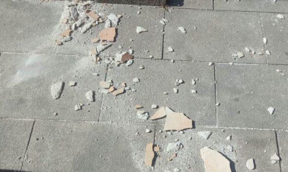 ΠΑΤΡΑ: Κίνδυνος στη Διασταύρωση - Σοβάδες Αποκολλήθηκαν από Κτίριο στις Οδούς Σολωμού και Παπαφλέσσα