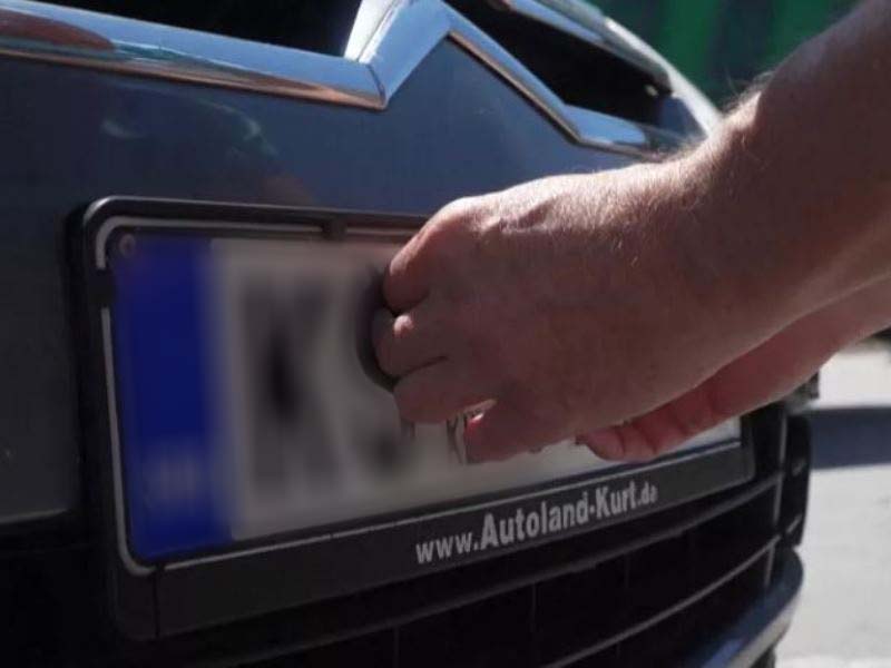 ΠΑΤΡΑ: Κλοπές πινακίδων από αυτοκίνητα από ρομά - Χρήση για παράνομες δραστηριότητες και προβλήματα για τους ιδιοκτήτες