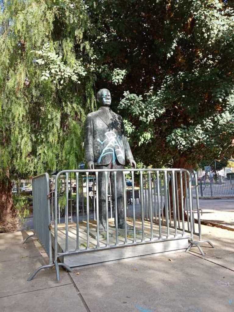 ΠΑΤΡΑ: Ο ανδριάντας του Ανδρέα Μιχαλακόπουλου - 'Eνα σύμβολο μνήμης και τιμής βεβηλωμένο