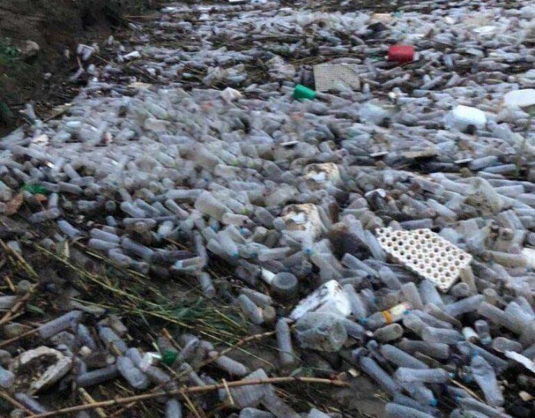 Περιβαλλοντική καταστροφή στον ποταμό Λάρισσου: Χιλιάδες πλαστικά μπουκάλια απειλούν λίμνη και θάλασσα - ΦΩΤΟ
