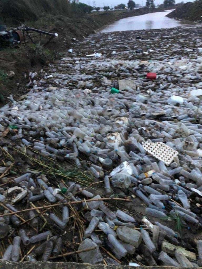 Περιβαλλοντική καταστροφή στον ποταμό Λάρισσου: Χιλιάδες πλαστικά μπουκάλια απειλούν λίμνη και θάλασσα - ΦΩΤΟ
