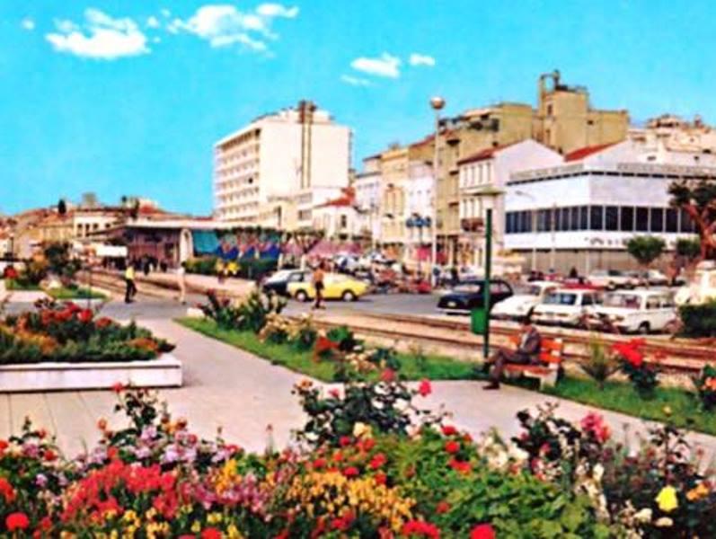 ΠΑΤΡΑ: Εντυπωσιασμένος από την Πλατεία και την Φωτογραφία του 1970 - Κάγκελα με Ρούχα και Η Αντίδραση της Ανθρώπινης Συνείδησης