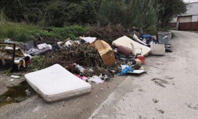 ΠΑΤΡΑ-Σκουπίδια στην οδό Μαλέα: Απειλούν το περιβάλλον και την υγεία των κατοίκων - ΦΩΤΟ