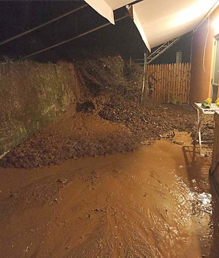 ΠΑΤΡΑ: Οικογένεια πνιγηκε στη λάσπη εξαιτίας αδιαφορίας ΔΕΥΑΠ