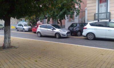 ΠΑΤΡΑ-Πεζόδρομος Τριών Ναυάρχων: Η παράνομη στάθμευση και η διέλευση οχημάτων