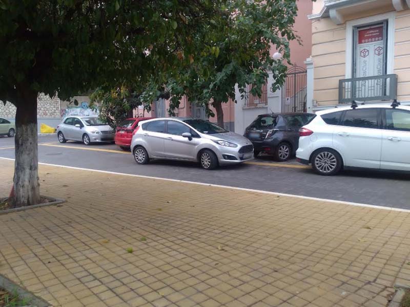 ΠΑΤΡΑ-Πεζόδρομος Τριών Ναυάρχων: Η παράνομη στάθμευση και η διέλευση οχημάτων