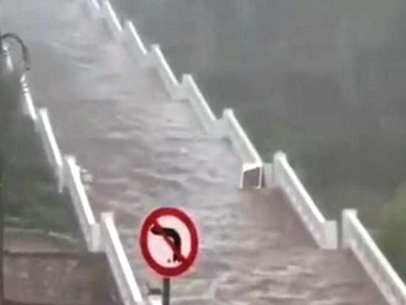 ΠΑΤΡΑ: Εντυπωσιακό Βίντεο - Σκάλες Αγίου Νικολάου μετατράπηκαν σε καταρράκτη κατά τη διάρκεια δυνατής βροχής