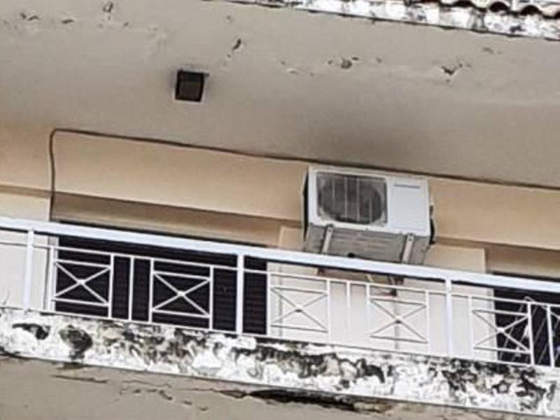 ΠΑΤΡΑ: Έπεσε μαρκίζα πολυκατοικία - Από θαύμα δεν τραυματίστηκε κανείς