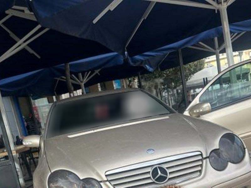 ΠΑΤΡΑ-Σοκ: ΙΧ κινήθηκε με την όπισθεν στην Πλατεία Γεωργίου και βρέθηκε σε καφετέρια