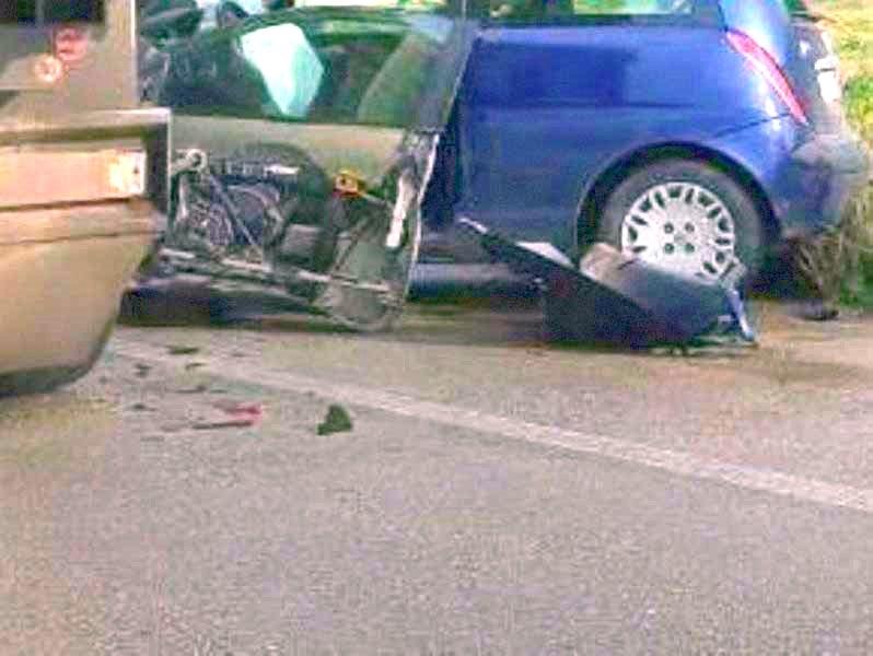 ΠΑΤΡΑ-Σοβαρό τροχαίο στην Πατρών-Πύργου: Φορτηγό "ξεκόλλησε" την πόρτα ΙΧ