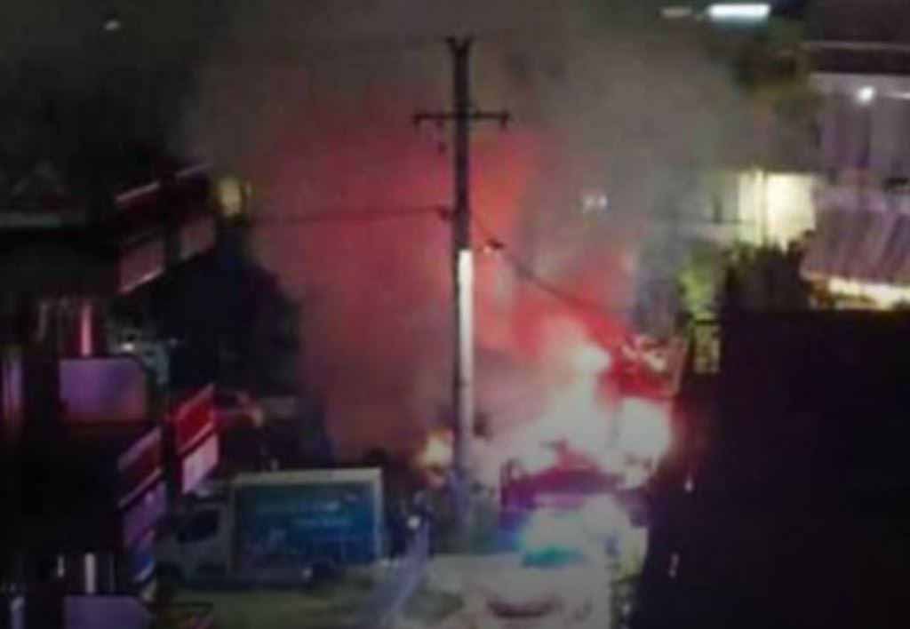 ΠΑΤΡΑ: Εμπρηστικός μηχανισμός τυλίγει στις φλόγες βαν επαγγελματία της λαϊκής αγοράς