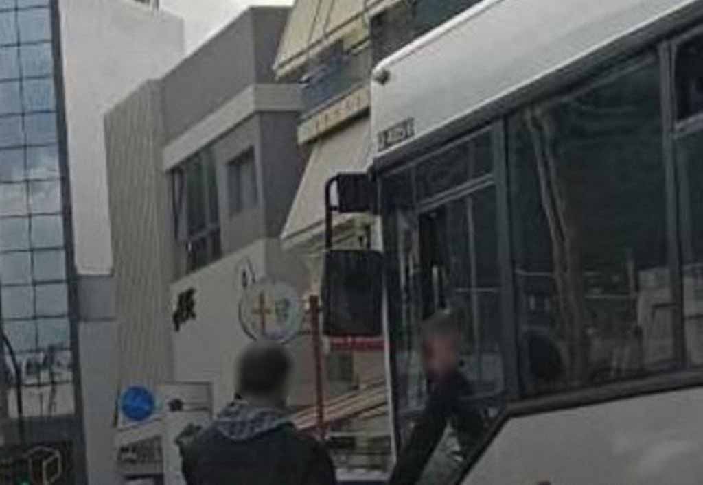 ΠΑΤΡΑ: Οδηγός ΙΧ εγκατέλειψε το όχημά του και επιτέθηκε στον οδηγό του λεωφορείου