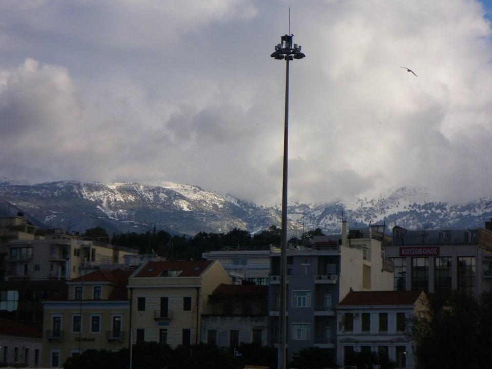 Έντονος Καιρικός Αντίκτυπος στην Ελλάδα: Χιόνια, Καταιγίδες και Τσουχτερό Κρύο από Διπλό Ψυχρό Μέτωπο