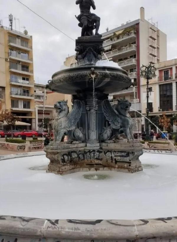 ΠΑΤΡΑ: Οι Αφροί στην Πλατεία Γεωργίου Γίνονται Θέμα Συζήτησης στα Social Media Καθ' Όλη τη Διάρκεια των Εορτών