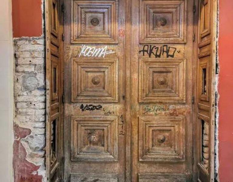 Καταιγιστική Αγανάκτηση Πατρινών: Η Ανησυχητική Κατάσταση του Δημοτικού Θεάτρου Απόλλων Σοκάρει και Γίνεται Viral
