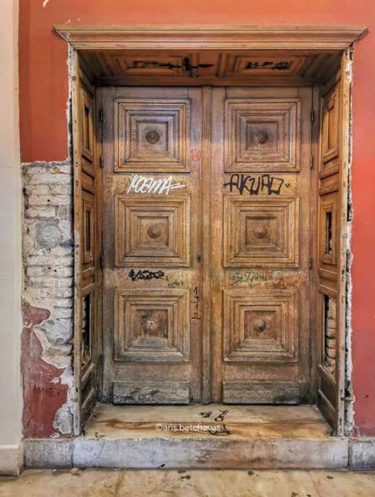 Καταιγιστική Αγανάκτηση Πατρινών: Η Ανησυχητική Κατάσταση του Δημοτικού Θεάτρου Απόλλων Σοκάρει και Γίνεται Viral