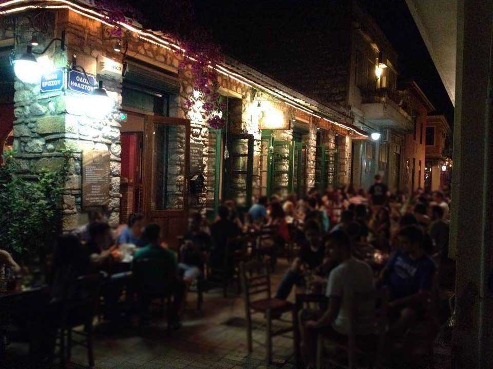 ΠΑΤΡΑ-Κοινόχρηστοι Χώροι: Τραπεζοκαθίσματα Δημιουργούν Προβλήματα Ασφαλείας και Προσβασιμότητας στους Πεζοδρόμους