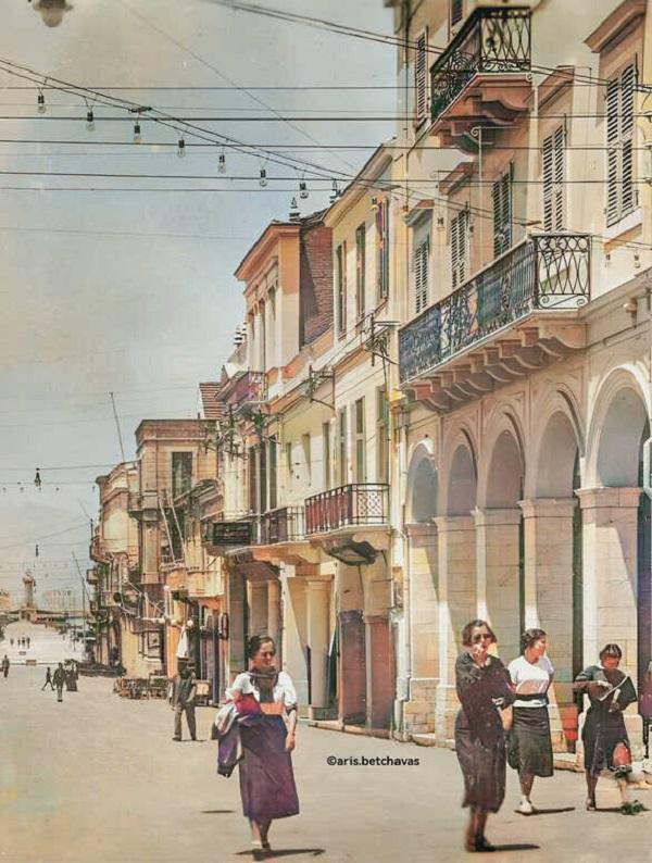 Ο Χρόνος Σταματάει στην Αγίου Νικολάου του 1958: Η Ρετρό Φωτογραφία του Άρη Μπετχαβά αναδεικνύει τη Μόδα και τη Ζωή της Δεκαετίας του '50