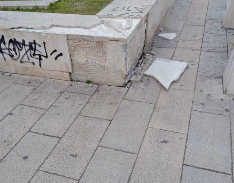 Παρακμή στην Πλατεία Γεωργίου της Πάτρας: Κλιμακώνονται οι Βανδαλισμοί και η Έλλειψη Μέτρων Ασφαλείας - ΦΩΤΟ