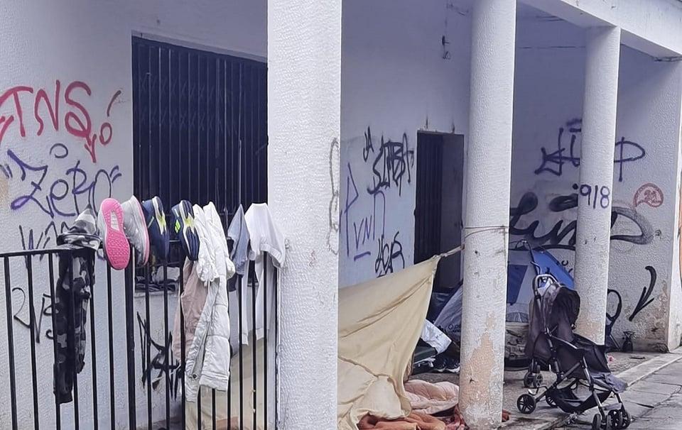 Αποκαλύπτεται η Ασυνήθιστη Πραγματικότητα στον Μώλο της Αγίου Νικολάου: Καταλήψεις από ρομά που Προκαλούν Ανησυχία Πριν το Καρναβάλι - ΦΩΤΟ