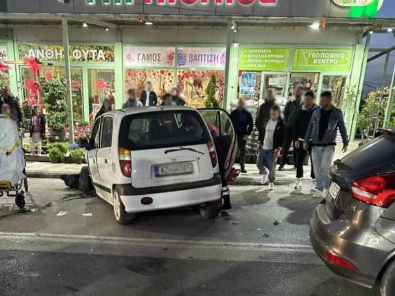 ΠΑΤΡΑ-Σφοδρή σύγκρουση στην Οβρυά: ΙΧ έπεσε σε φυτώριο - Τραυματισμός οδηγού - ΦΩΤΟ