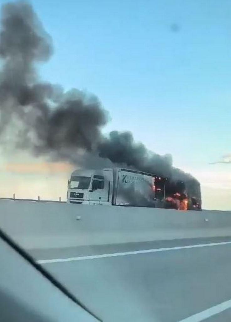 Πυρκαγιά σε φορτηγό στον αυτοκινητόδρομο Πατρών - Κορίνθου: Διακοπή κυκλοφορίας και ουρές χιλιομέτρων - ΦΩΤΟ