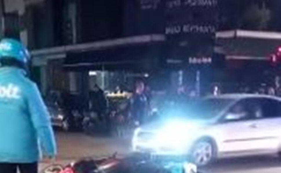 Σφοδρή σύγκρουση ντελιβεράδων στην Πάτρα: Σοβαρά τραυματισμένος ο ένας