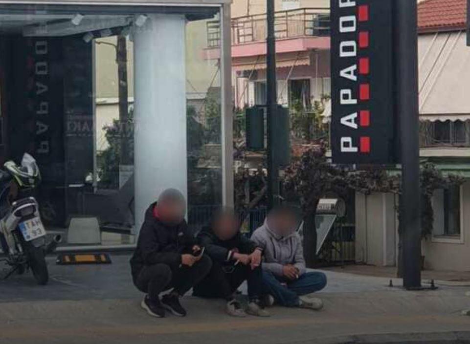 ΠΑΤΡΑ-Συγκλονιστική Φωτογραφία στο Σημείο Τραγικού Δυστυχήματος: Η Θλίψη των Φίλων για τον Χαμό των Αγαπημένων Γιώργου και Γιάννη