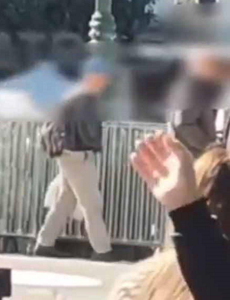 Απίστευτο θράσος στην Πάτρα: Νεαρός ουρεί σε κιγκλιδώματα μεσημεριάτικα!