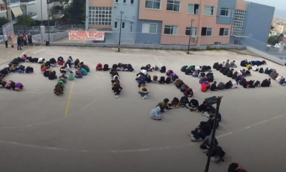 Το 18ο Γυμνάσιο της Πάτρας τιμά τα Τέμπη: Με τη φράση "Έφτασες;" αποδίδουν φόρο τιμής στα θύματα μετά από έναν χρόνο