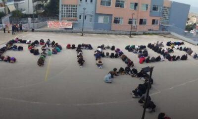 Το 18ο Γυμνάσιο της Πάτρας τιμά τα Τέμπη: Με τη φράση "Έφτασες;" αποδίδουν φόρο τιμής στα θύματα μετά από έναν χρόνο