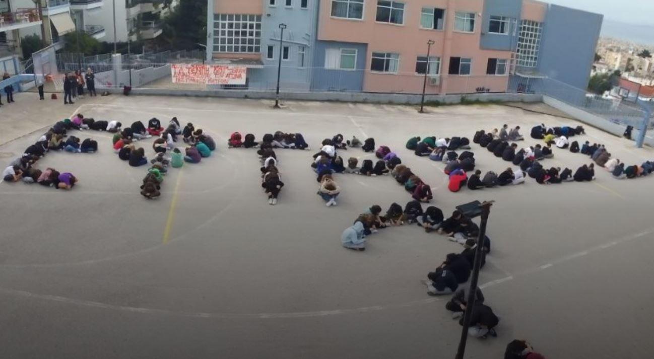 Το 18ο Γυμνάσιο της Πάτρας τιμά τα Τέμπη: Με τη φράση "Έφτασες;" αποδίδουν φόρο τιμής στα θύματα μετά από έναν χρόνο