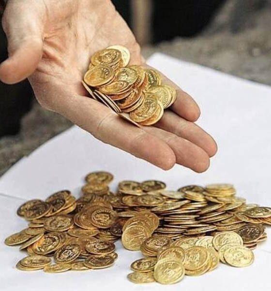 ΠΑΤΡΑ: Επιτήδειοι Αποσπούν 60 Χρυσές Λίρες από Ηλικιωμένη