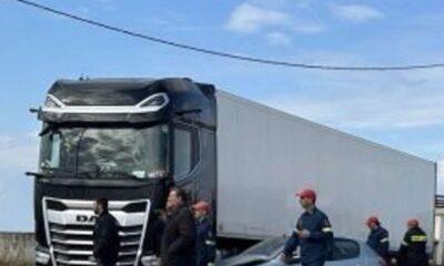 ΠΑΤΡΑ-Σοβαρό Τροχαίο στην Ακτή Δυμαίων: Τραυματισμός Οδηγού ΙΧ Από Σύγκρουση με Νταλίκα - ΦΩΤΟ