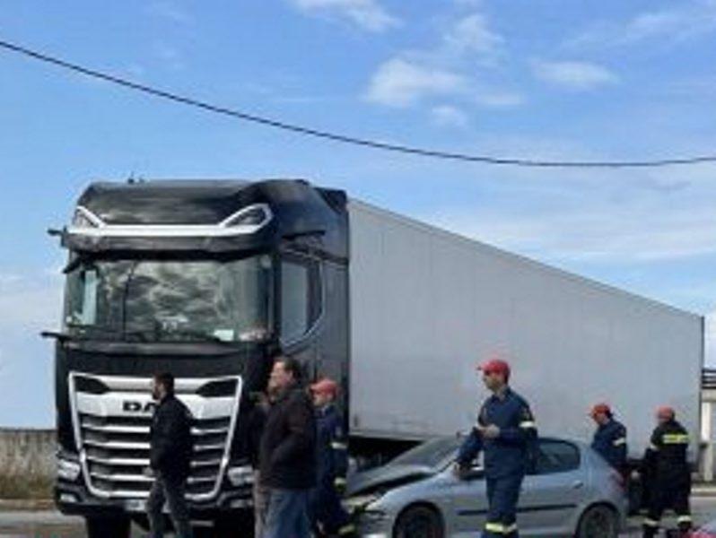 ΠΑΤΡΑ-Σοβαρό Τροχαίο στην Ακτή Δυμαίων: Τραυματισμός Οδηγού ΙΧ Από Σύγκρουση με Νταλίκα - ΦΩΤΟ