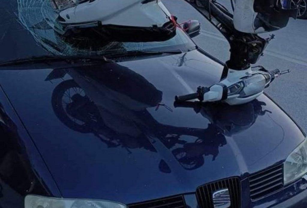 ΠΑΤΡΑ-Τροχαίο Σοκ στην Οβρυά: Δίκυκλο Συγκρούεται Με ΙΧ – Εντυπωσιακή Προσγείωση Μηχανής στο Καπό