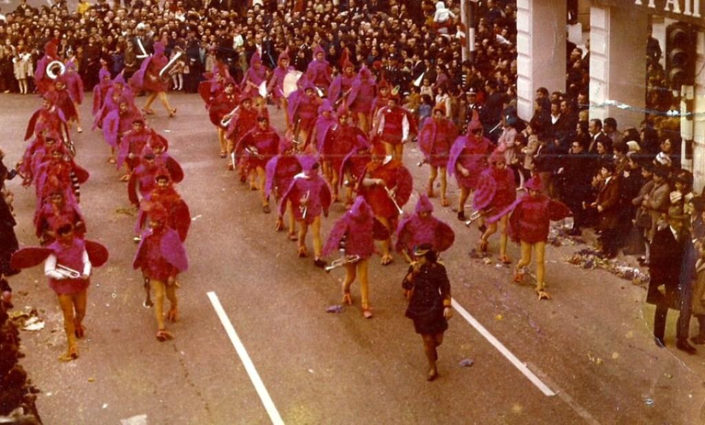 Αξέχαστη Μπαντίνα κοριτσιών στο Πατρινό Καρναβάλι του 1971: Ένα Ταξίδι Στην Παράδοση Πριν Τη Μεταπολίτευση