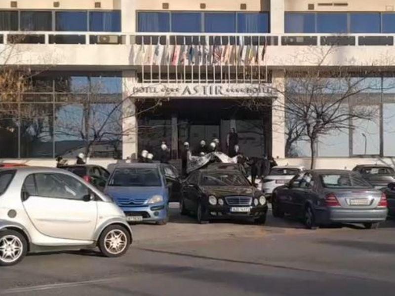 Αντιεξουσιαστές στην Πάτρα: Παρέμβαση υπέρ Παλαιστινίων με πανό κατά Δένδια - ΦΩΤΟ