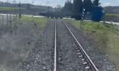 Νέο Σοκαριστικό Βίντεο Ντοκουμέντο: Συρμός Σταματά για Φορτηγά σε Αφύλακτη Διάβαση, Έναν Χρόνο μετά το Έγκλημα των Τεμπών